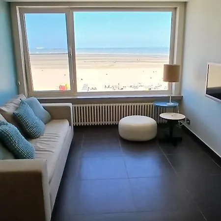Beachfront In With Stunning Sea Views For Families דירה *