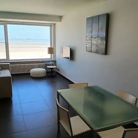 Апартаменты Beachfront In With Stunning Sea Views For Families Кнокке-Хейст